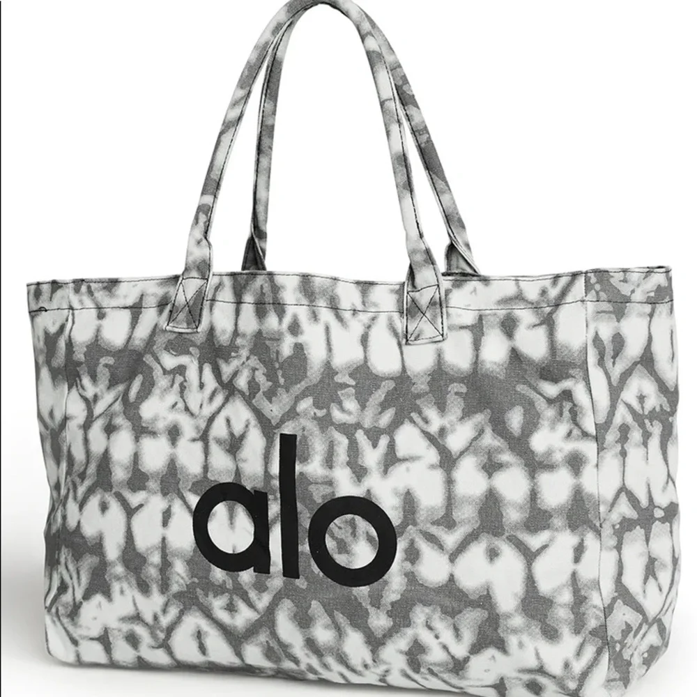 Alo Yoga Shopper Tote - Picture 3 of 3